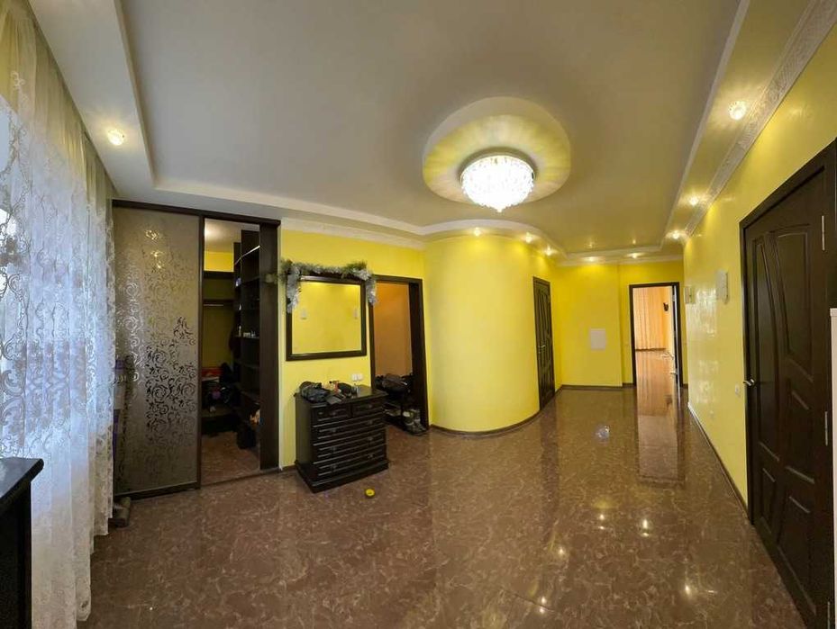 Продається 2 поверховий будинок з гаражем і ділянкою