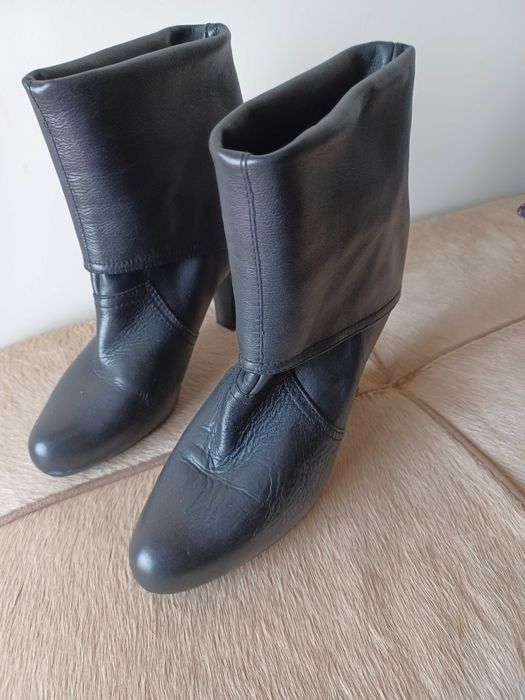 Botins de Salto em pele da Unisa