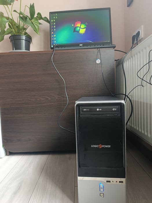 Комп'ютер з усіма комплектуючими