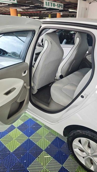 Zoe poucos KMS. Carro da mulher