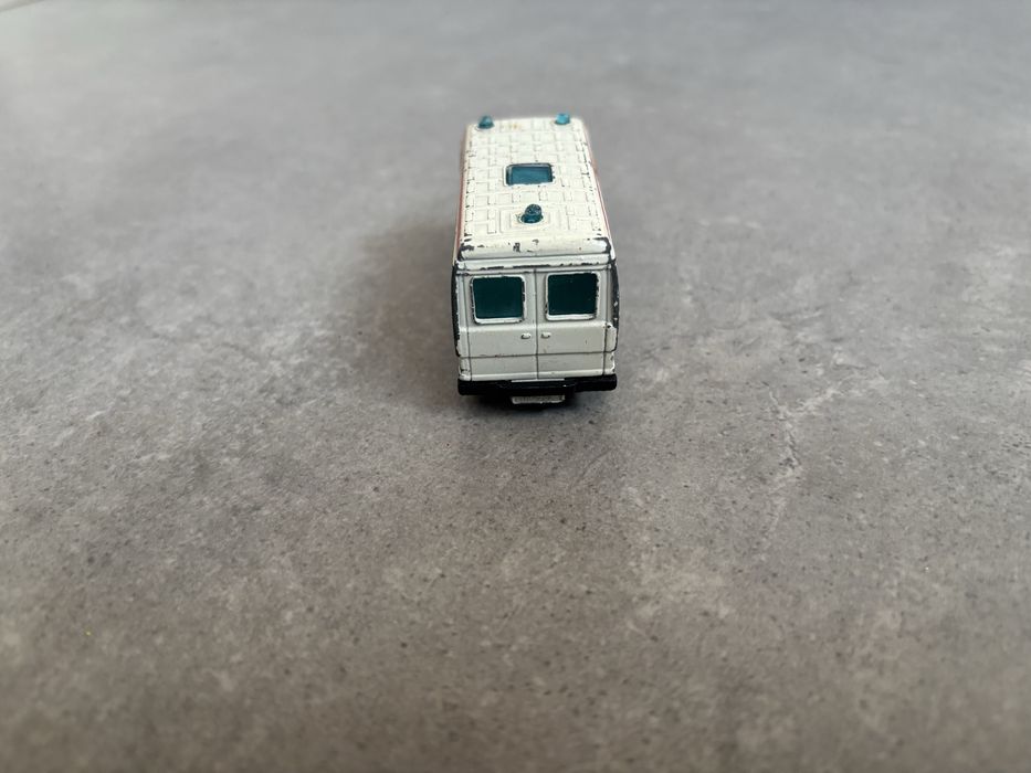Model Resorak Siku Mercedes 809 D Ambulans