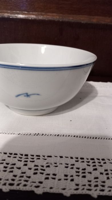 Zestaw Chińskich porcelanowych miseczek i łyżek.