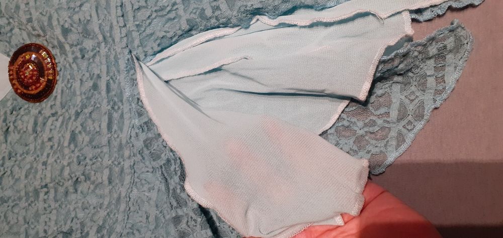 Turkusowa bluzka z broszką