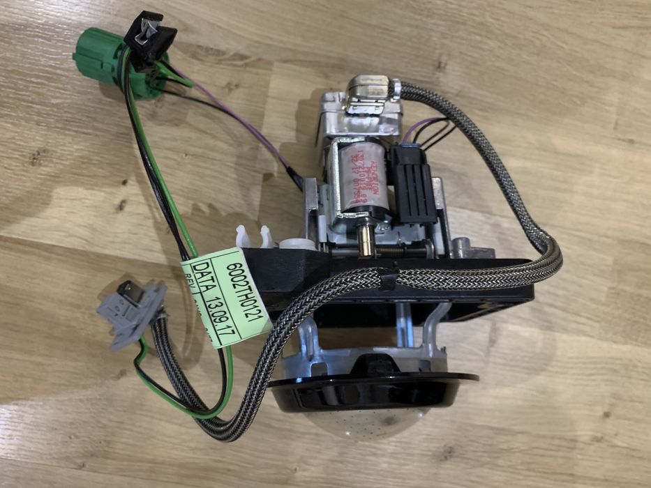 Лінза фари ксенон права Jeep Cherokee kl 2014-2018