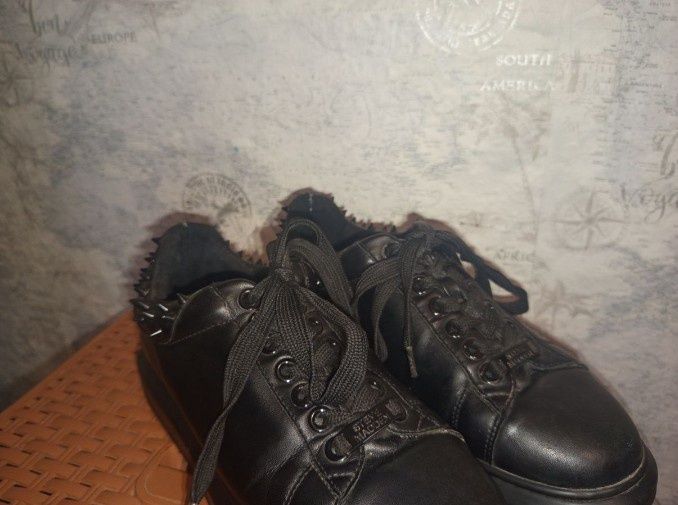 Кросівки Steve Madden Frost
колір чорний