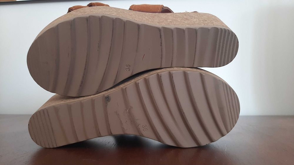 COMO NOVAS Sandálias compensadas cunha pele/camurça castanho mel 36