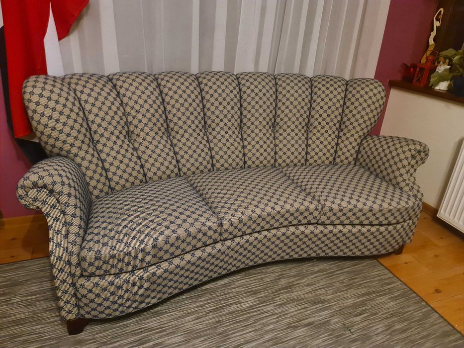 Piękna antyczna sofa