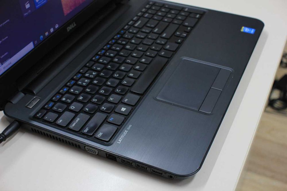 Laptop Dell z Ekranem 15,6" i5/8/HD Gwarancja 12 miesięcy