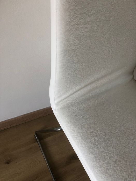 Cadeiras estofadas brancas
