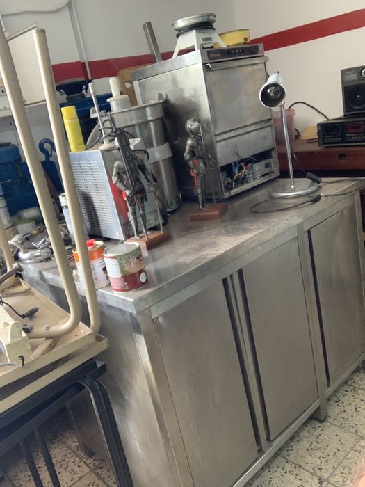 Closed counter with swing doors64584347242881123