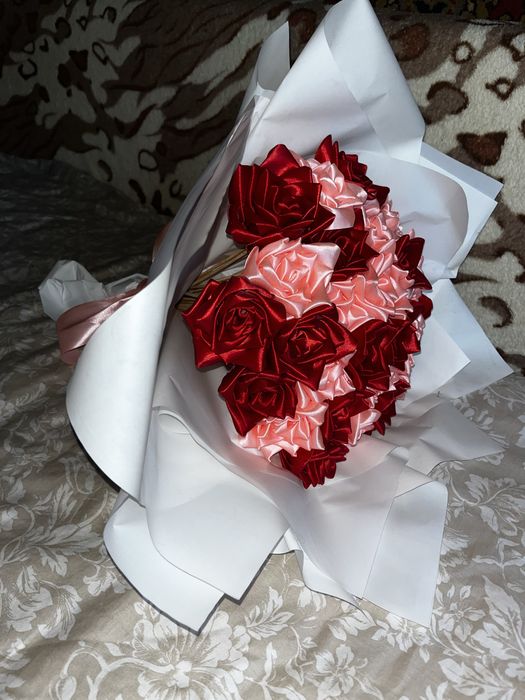 букет троянд з атласу