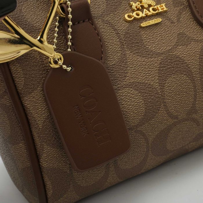 Жіноча сумка COACH / сумочка Коач через плече (кросбоді) / мокко сумка через плече Коуч з брелком вишня
