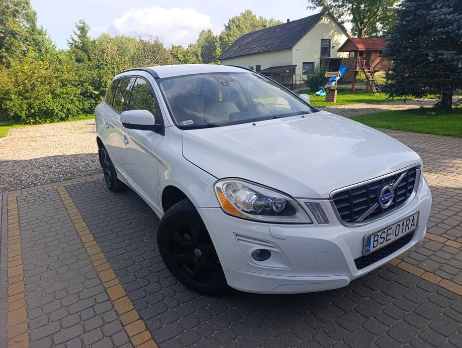 Sprzedam Volvo XC60, rok 2008, 2.4 d, 4x4, stan dobry, przebieg 390000, drugi komplet kół zimowych widocznych na zdjęciu.