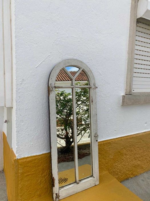 Janela antiga transformada em espelho, uma peça única com muito carácter e presença decorativa.