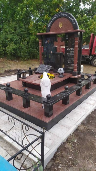 Гранітні пам'ятники Полтава.Власне виробництво.