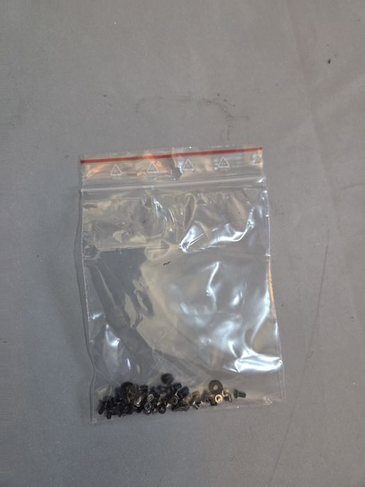 Sprzedam nzestaw śrubek do laptopa MSI VR601 MS 163C