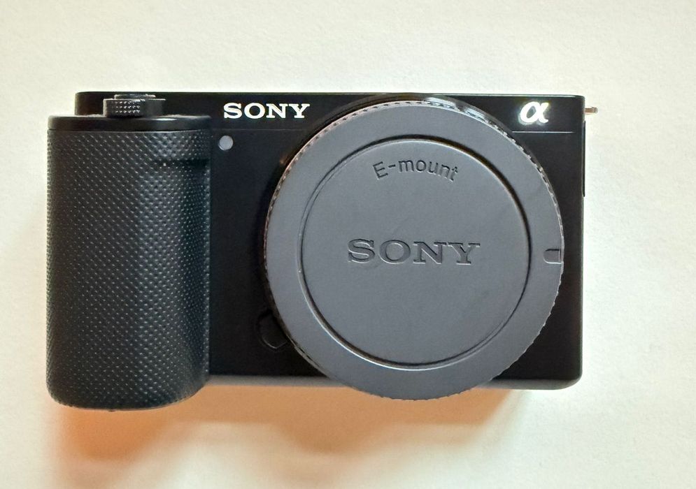 Sony ZV-E10 + klatka SmallRig + pasek + 2 baterie + ładowarka