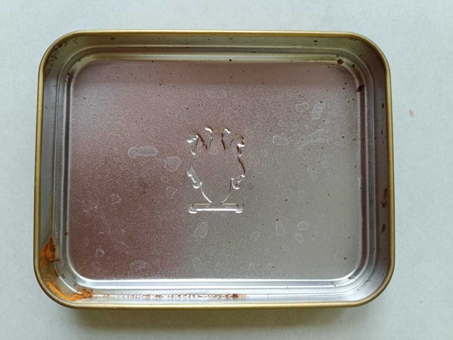 czerwona kolekcjonerska puszka po herbacie Twinings