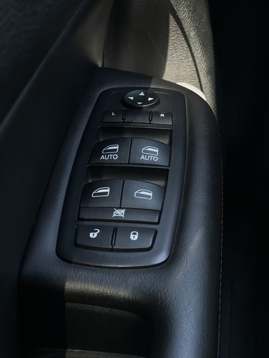 Chrysler 200C 3.6 V6 (300 л.с.) 2016 | Канада (км/ч) | Панорама | 106 тыс. км