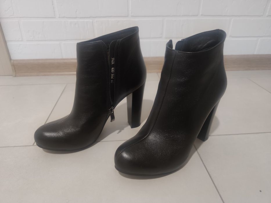 Черевики, ботінки, чорні на каблуку