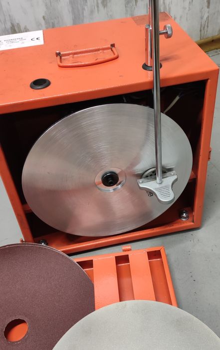 Станок, планшайба для заточування інструменту.