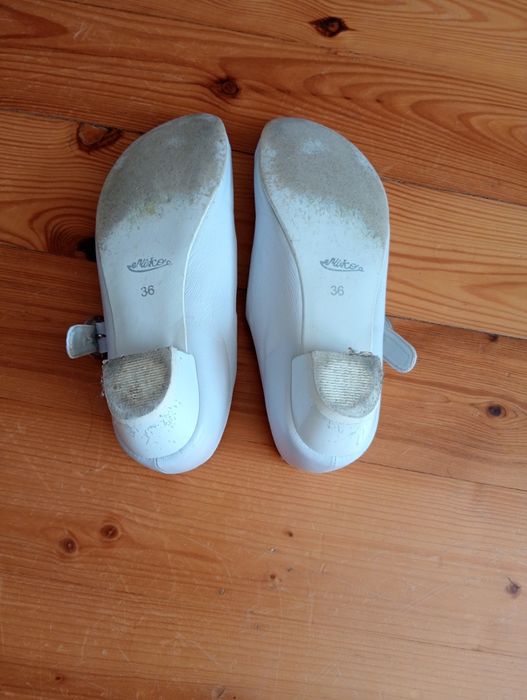 Buty na obcasie białe skórkowe