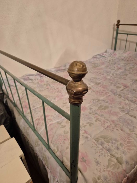 Cama de ferro verde