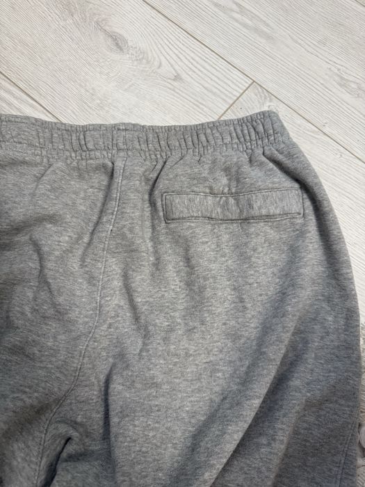 Серые спортивные штаны Nike