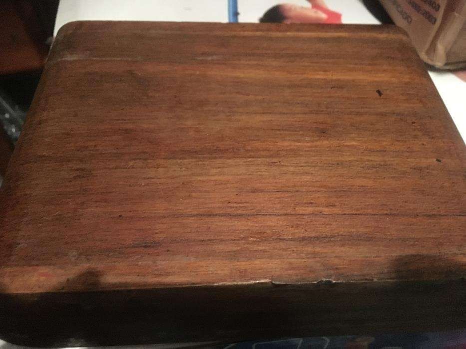 Caixa de madeira pintada