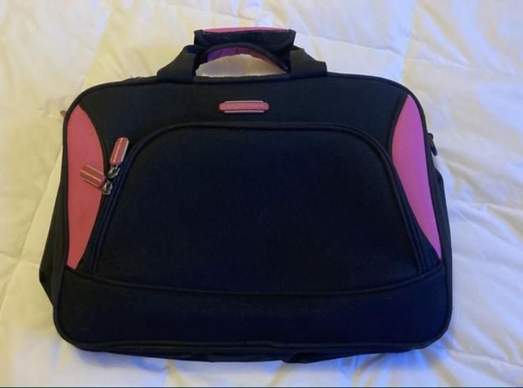 Mala benetton  multiusos preta e rosa