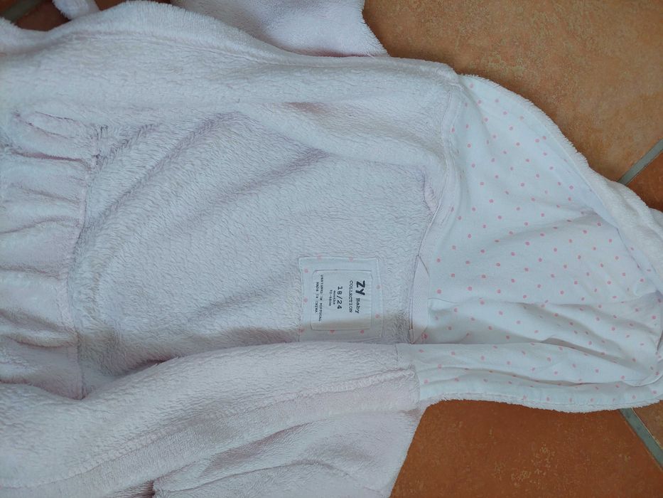 Várias peças de roupa de menina entre os 12 e os 36meses