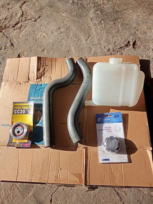 Продам два патрубка радиатора,ролик,расширительный бачок крышка за всё