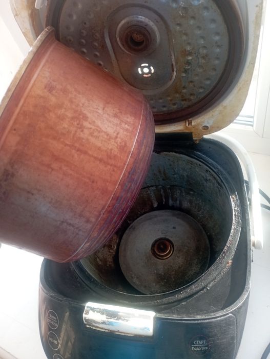 Мультиварка стара Redmond працює