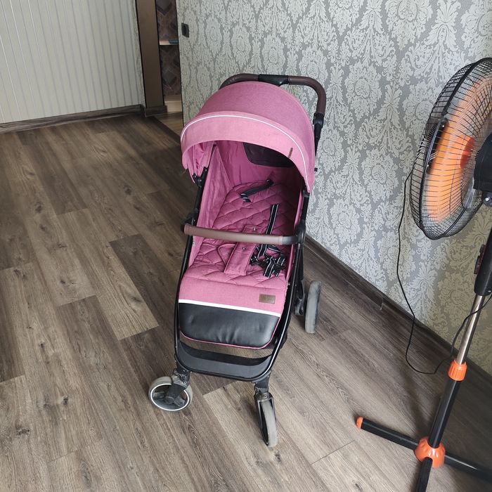 Дитяча коляска для прогулянок.