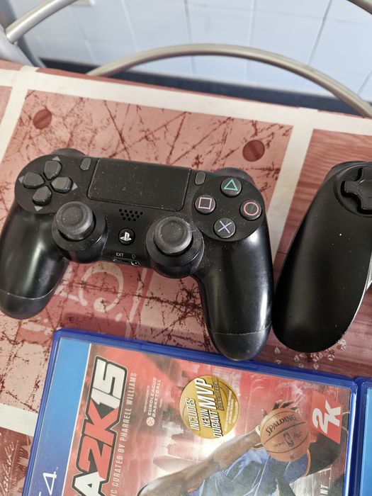 Vendo 2 comando ps4 e 10 jogos