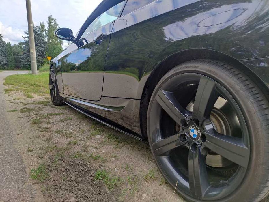 Dokładki Listwy Pod Progi BMW E90 E91 E92 E93 CZARNY POŁYSK / CARBON