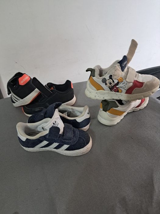 5€ cada sapatilha de criança 21 e 23