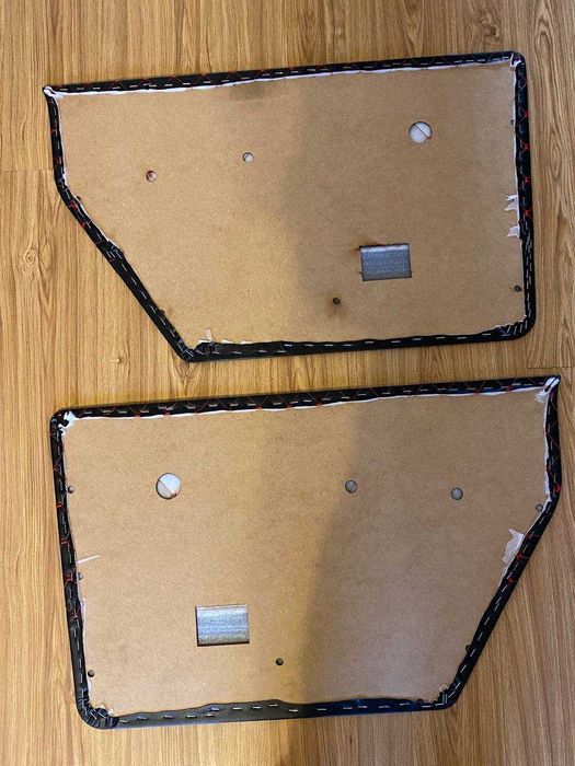 Обшивка дверей карты Волга обивка дверей Газ 2410 строчка красная