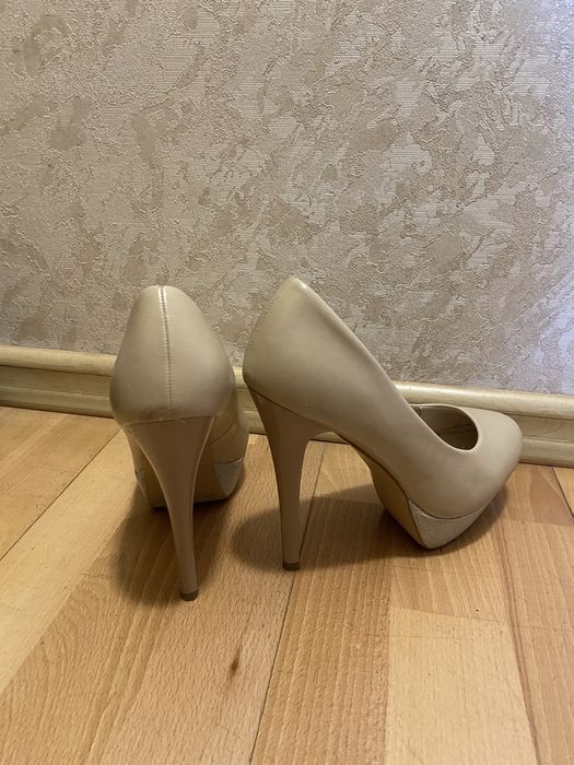 Туфлі жіночі на каблуку