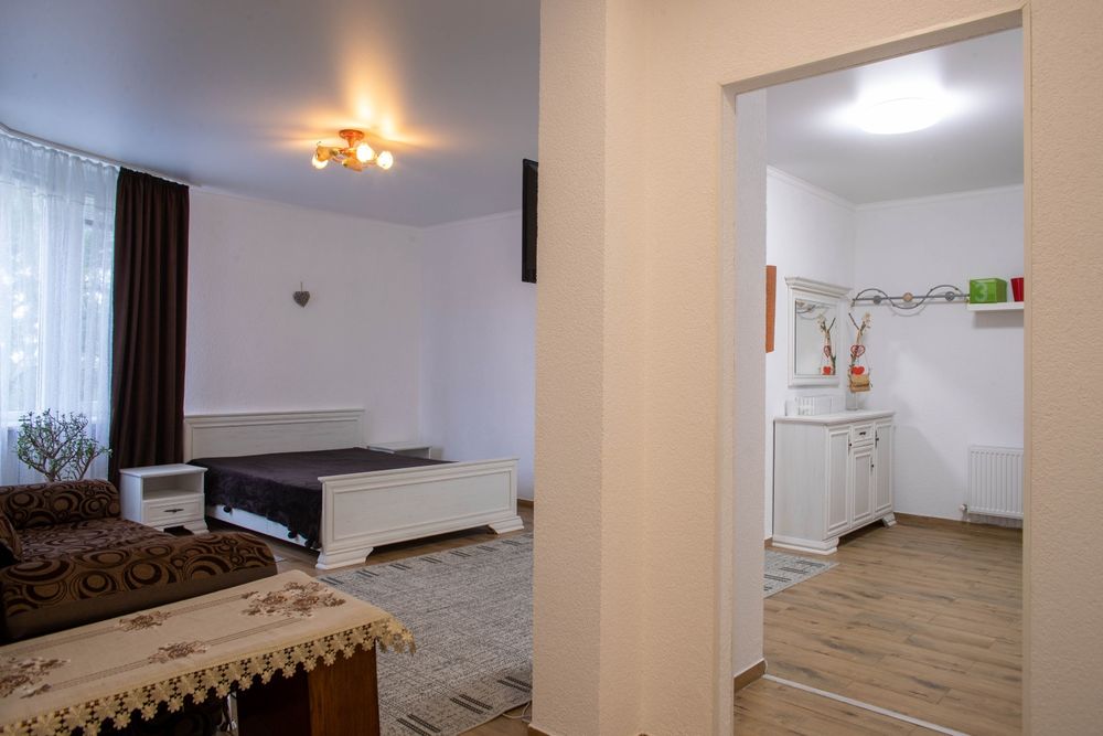 Погодинно,подобово нову квартиру в центрі міста біля парку.