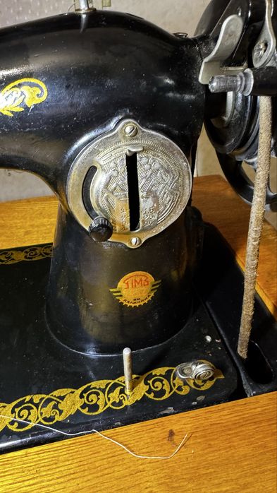 Отдам бесплатно подольскую швейную машинку с тумбой