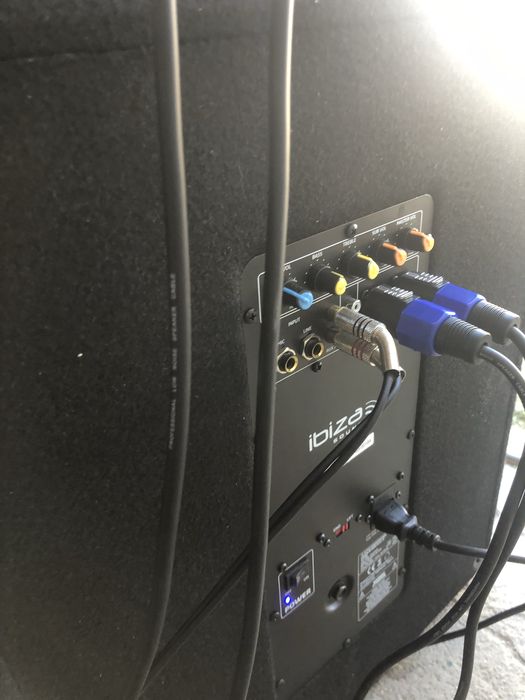 Sistema de som colunas de palco dj e banda