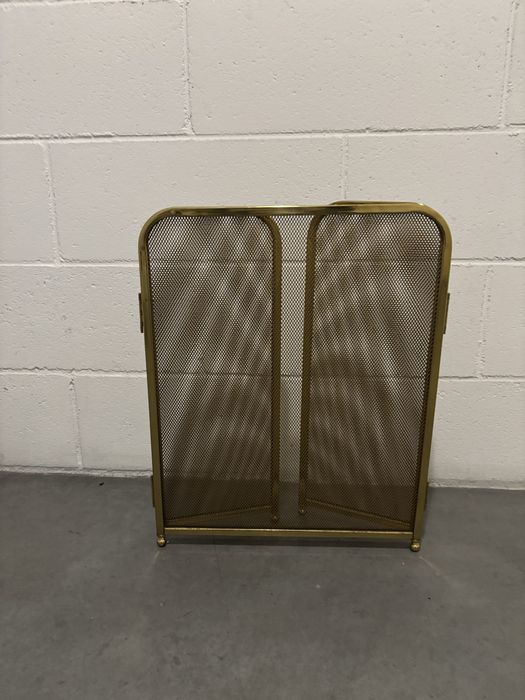 Frente de lareira em metal dourado e base com 3 acessórios em ferro dourado