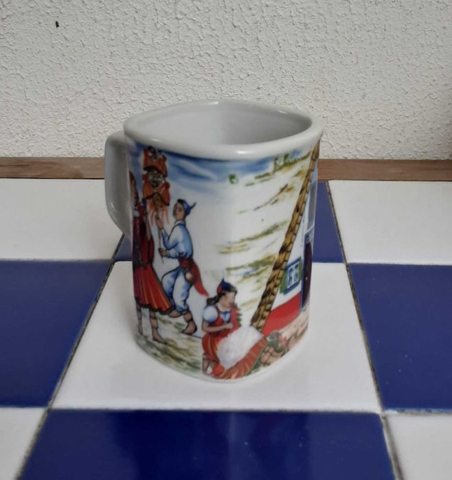 Caneca Souvenir em Cerâmica da Madeira/Portugal