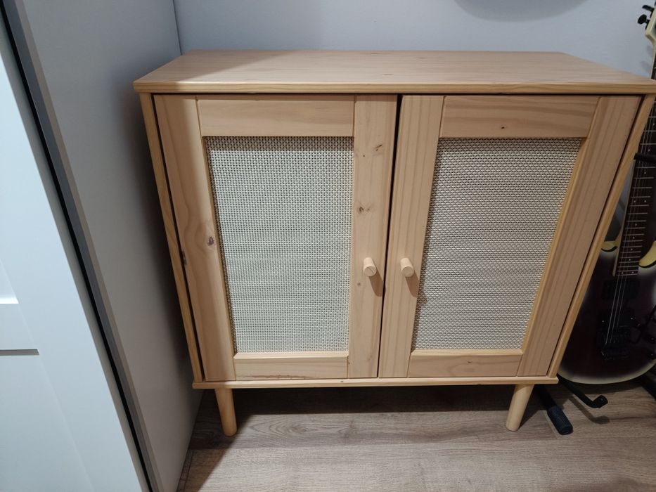 Drewniana komoda i szafka nocna sosna