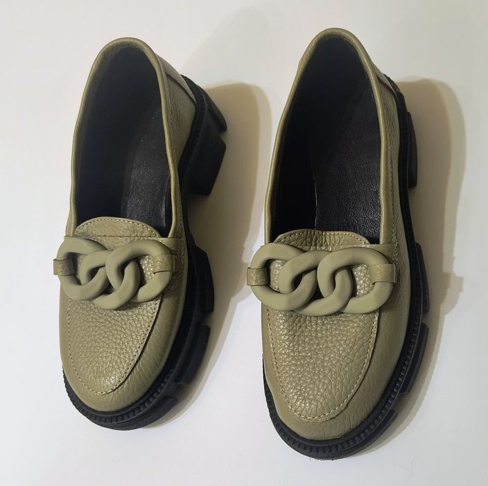 Зелені фісташкові м'які туфлі лофери з ланцюжком