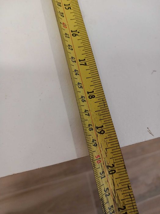 mesa em madeira e base em metal