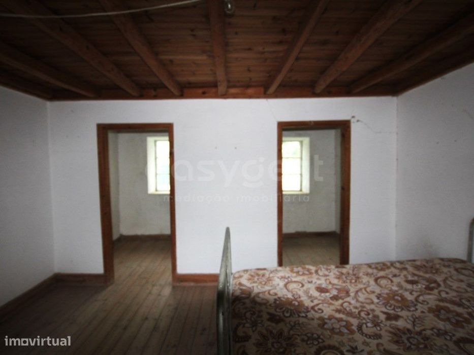 Moradia tradicional com terreno generoso e com vista deslumbrante p...