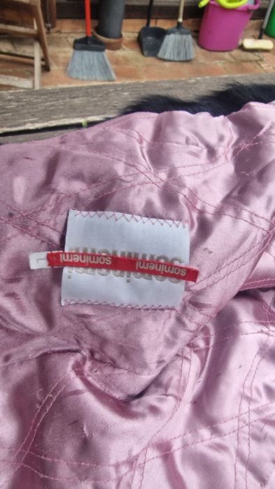 Casaco de pele verdadeira.