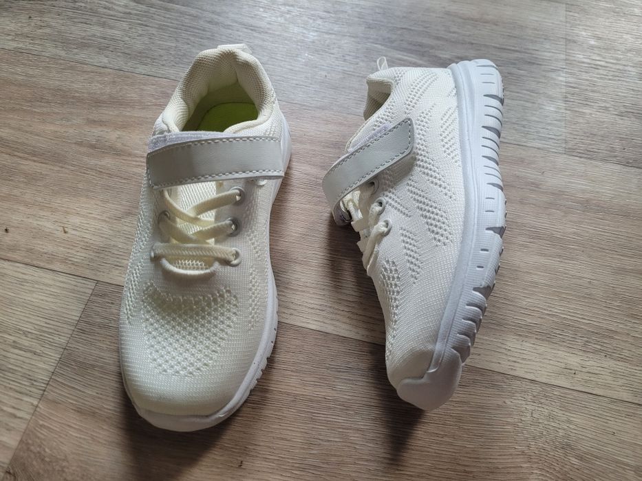 Белые текстильные кроссовки на девочку